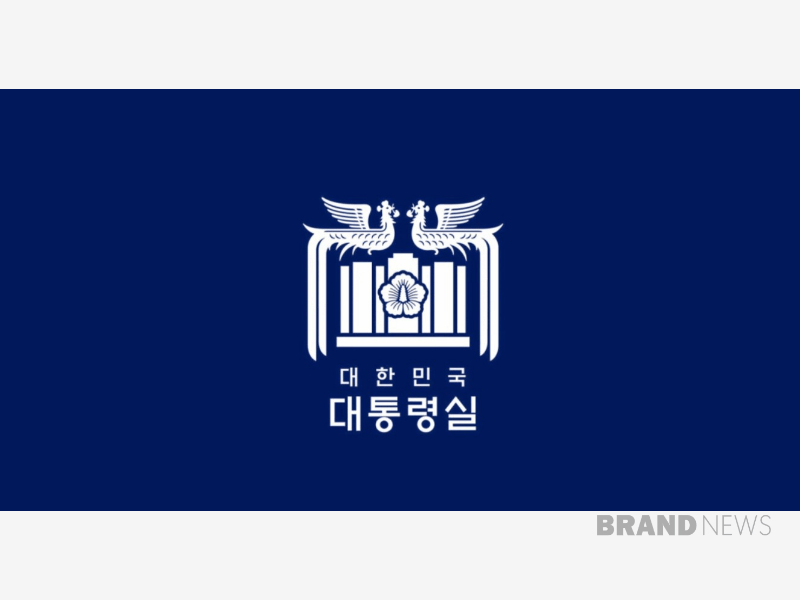 윤석열 대통령, 대장 진급자에 ‘삼정검’ 수여